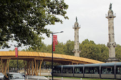 La passerelle Evento et passage du tram - 33-bordeaux.com