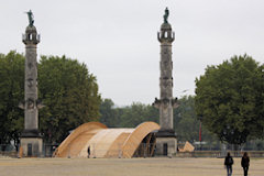 Bordeaux la passerelle Evento entre les colonnes rostrales - 33-bordeaux.com