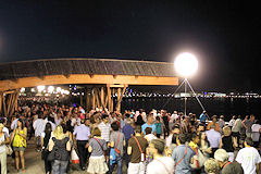 Public fête du vin sous la passerelle Evento | 33-bordeaux.com