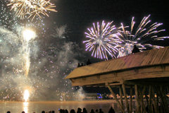 Feau d'artifice au pied de la Passerelle Evento | 33-bordeaux.com