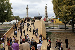 Visiteurs sur la passerelle Evento | 33-bordeaux.com