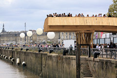 Passerelle en bois Evento et vue de la Garonne | 33-bordeaux.com