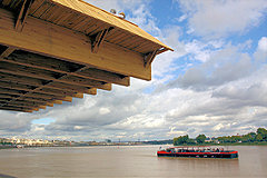 Péniche La Sorelina au pied de la asserelle Evento | 33-bordeaux.com