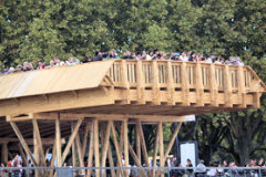 Foule sur la passerelle en bois | 33-bordeaux.com