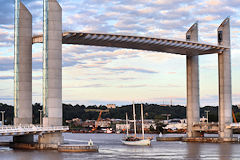 Le voilier Rara Avis passant sous le pont Chaban Delmas à Bordeaux | Photo Bernard Tocheport