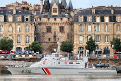 P720 Géranium devant la porte Cailhau à Bordeaux | Photo Bernard Tocheport