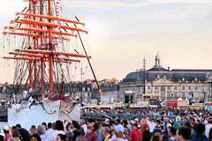 Affluance autour du SEDOV pour Bordeaux Fête le fleuve 2019 | Photo Bernard Tocheport