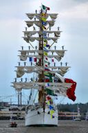 Le Cuauhtémoc devant le quai des marques