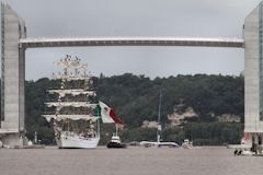 Le Cuauhtémoc franchit le pont Chaban Delmas