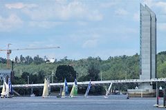 Solitaire du Figaro : équipages au pied du pont Chaban delmas