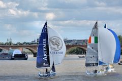 Solitaire du Figaro : course et barge Brion A380 en arrière plan