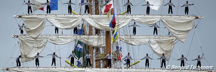 Marins sur les mats du Cuauhtémoc à Bordeaux