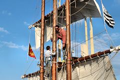 Escalade au mat d'un voilier Bordeaux Fête du fleuve 2015