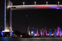 La Parade des Héros sous le pont Chaban Delmas  Bordeaux Fête du fleuve 2015