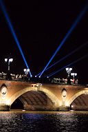 Rayons laser dans le ciel de Bordeaux depuis le pont de pierre Fête du fleuve 2015 | 33-bordeaux.com