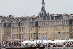 File de visiteurs devant la façde des quais | 33-bordeaux.com