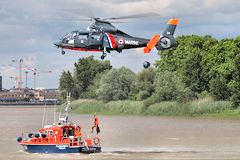 Hélitreuillage depuis un bateau de la SNSM à  Bordeaux Fête le Fleuve 2015 | 33-bordeaux.com