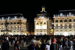 Foule de spectateurs devant la bourse après le feu d'artifice