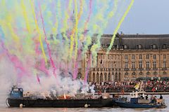 Gerbes colorées dans le ciel pour l'ouverture de Bordeaux Fête du fleuve 2017 | Photo Bernard Tocheport