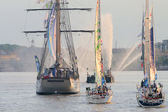 Jets d'eau pour acceullir Le Marité et la Solitaire du Figaro | Photo Bernard Tocheport