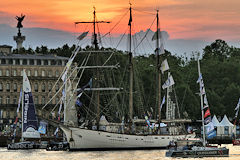 Coucher de soleil au moent de l'arrivée du Marité à Bordeaux | Photo Bernard Tocheport