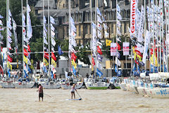 Stand up paddle devant les bateaux de la Solitaire du Figaro 2017  | Photo Bernard Tocheport