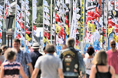 Le public de la Fête du fleuve 2017 face aux mats décorés des bateaux de la Solitaire le Figaro  | Photo Bernard Tocheport