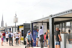 Fête du fleuve 2017 et visiterurs des Containers de l'aventure   | Photo Bernard Tocheport