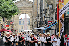 Le Bagad Sonerien Bro Dreger rue Sainte Catherine à Bordeaux | Photo Bernard Tocheport