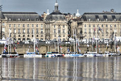 Béneteau de la Solitaire du Figaro devant la place de la bourse | Photo 33-bordeaux.com