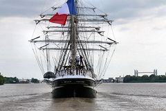 Le Belem approchant du pont Chaban Delmas à Bordeaux | Photo Bernard Tocheport