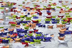 Bordeaux Fête du fleuve 2017 : les petits bateaux de papier sur le miroir d'eau | Photo Bernard Tocheport