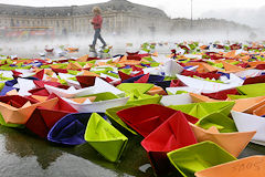 L'armada de petits bateaux dans les brumes du miroir magique| Photo Bernard Tocheport