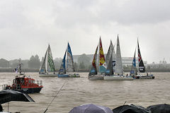 Les Figaristes quittent le port de la lune sous la pluie | Photo Bernard Tocheport