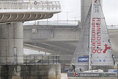 Pluie battante lors du passage de Yann Elies au pont Chaban Delmas  | Photo Bernard Tocheport