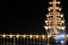 Nocturne de la fête du fleuve : le Cuauhtémoc et le pont de pierre