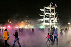 Les mats du Belem émergent de la brume du miroir d'eau