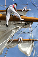 Marine en équilibre sur les mats du Cuauhtémoc- www.33-bordeaux.com