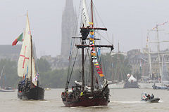 Atyla et Vera Cruz lors de la parade de départ des voiliers | Photo Bernard Tocheport