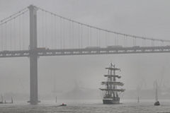 Bordeaux le Belem franchissant le pont d'Aquitaine sous la pluie | Photo Bernard Tocheport