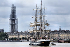 Trois mâts Belem devant la flèche Saint Michel à Bordeaux | Photo Bernard Tocheport