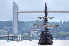 El Galeon au passage du pont Chaban Delmas à Bordeaux | Photo Bernard Tocheport