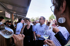 Halte dégustation lors de l'inauguration de Bordeaux Fête le Vin 2023 | Photo Bernard Tocheport