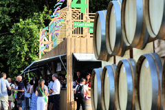 Barriques et pavillon Saint Emilion à Bordeaux Fête le Vin 2023 | Photo Bernard Tocheport