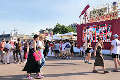 Ambiance Fête du Vin 2025 devant le Pavillon de L'Ecole du Vin de Bordeaux | Photo Bernard Tocheport
