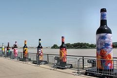 Bordeaux fête le vin 2012 : exposition bouteilles géantes