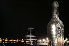 Bordeaux fête le vin 2012 : Les Bordelaises XXL devant le BELEM