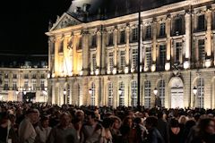 Bordeaux fête le vin 2012 : public nombreux devant la bourse éclairée
