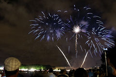 Public assistant au feu d'artifice de Bordeaux  Fête le Vin 2016 | Photo 33-bordeaux.com