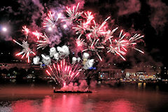 Fusées multicolores feu d'artifice de Bordeaux Fête le Vin 2016 | Photo 33-bordeaux.com